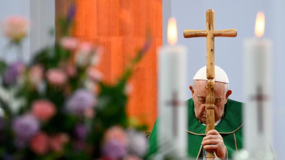 Papa Franjo: Molitva je dah vjere u ratom razorenom svijetu