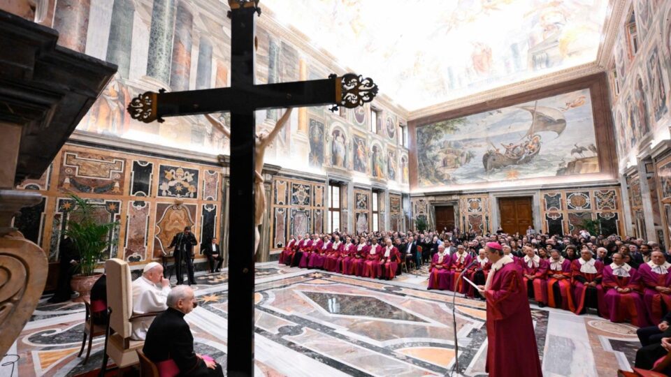 Papa rimskoj Roti: Razlučite slučajeve poništenja ‘uz molitvu, na koljenima’ – Vatican News