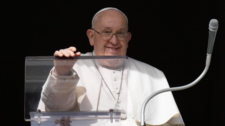 Papa na Angelu Gospodnjem: Kad ste u iskušenju ili na krivom putu, zazovite Isusa – Vatican News