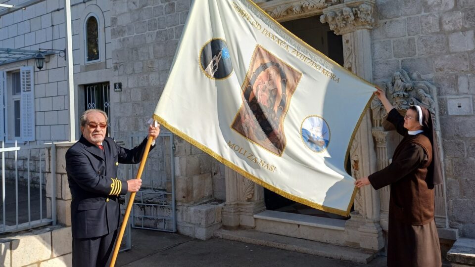 Blagoslovljen barjak Gospe od Danača koji će prvi put sudjelovati u procesiji Feste sv. Vlaha – Dubrovačka biskupija