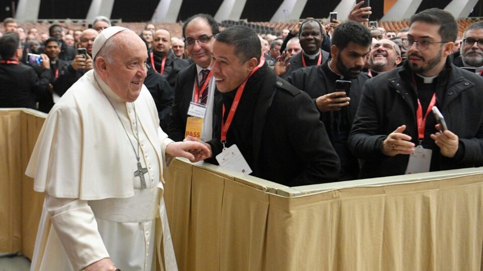 Papa Franjo plješće svetoj, vjernoj službi svećenika – Vatican News