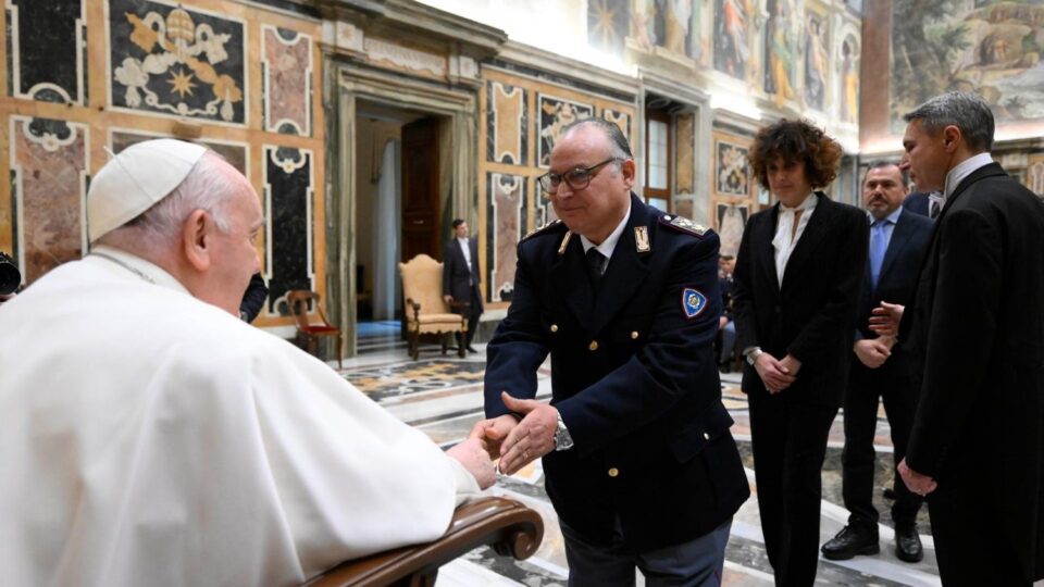 Papa policajcima: Mir se ne događa preko noći