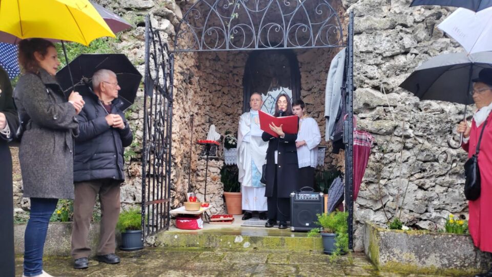 Korčula: Na Svjetski dan bolesnika vjernici sudjelovali na misi ispred špilje Gospe Lurdske – Dubrovačka biskupija