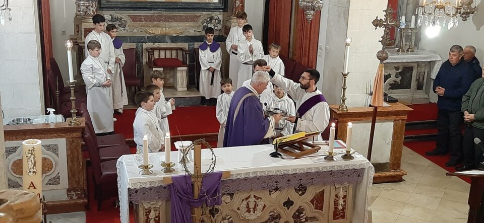 Veliki broj vjernika diljem biskupije započeo korizmu sudjelovanjem na misama na Pepelnicu – Dubrovačka biskupija