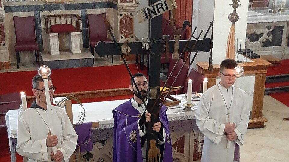 Đakon Galjuf predvodio prvi korizmeni križni put petkom u Blatu – Dubrovačka biskupija