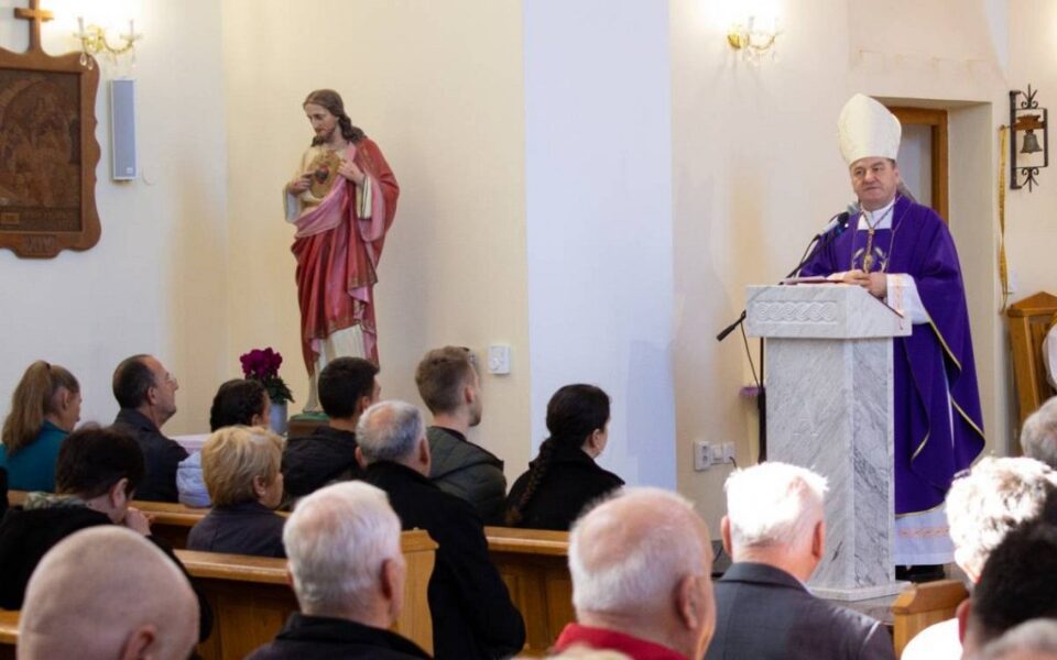 Biskup Palić u župi Potoci pokraj Mostara predvodio Misu i održao predavanje bračnim parovima