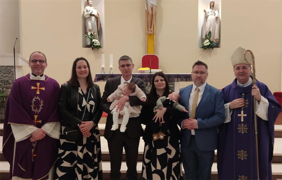 Biskup Šaško krstio peto dijete u obiteljima Sakić i Ivičić