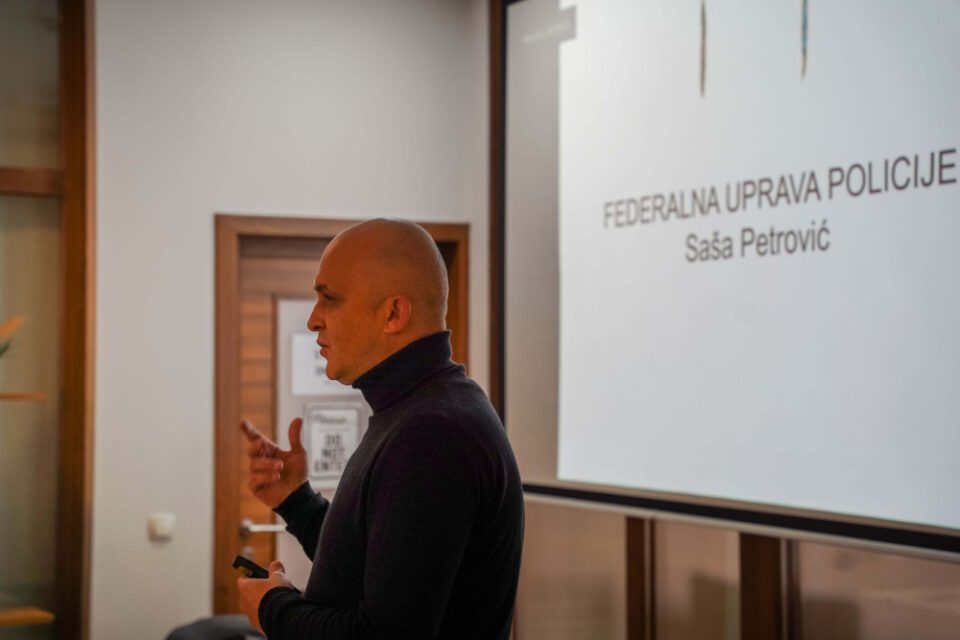 Inspektor Saša Petrović održao predavanje „Nasilje nad djecom u digitalnom okruženju“