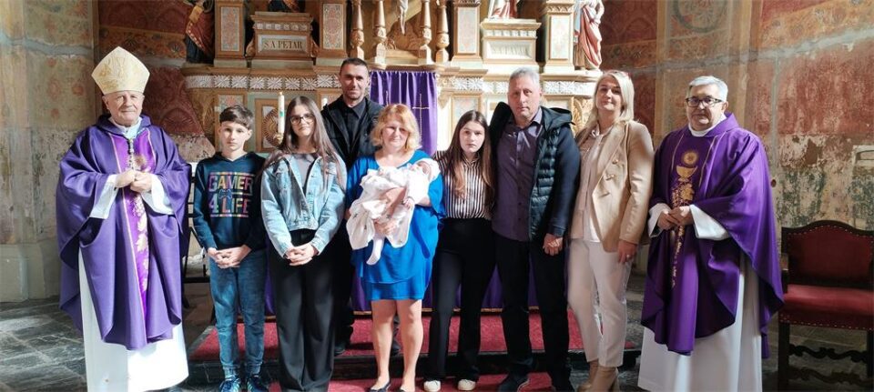 Biskup Gorski krstio peto dijete u obitelji Razum