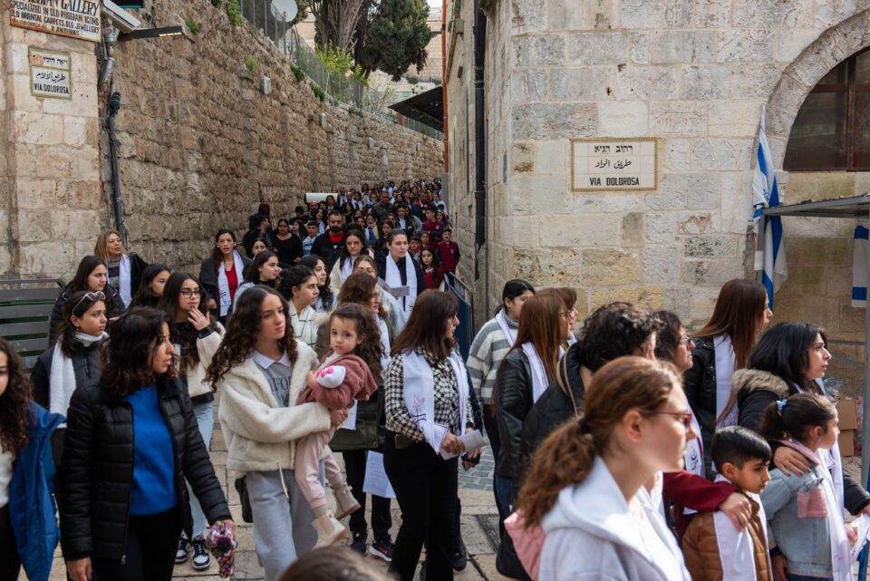 FOTOGRAFIJE: 1000 mladih kršćana hoda Via Dolorosa u Jeruzalemu za mir