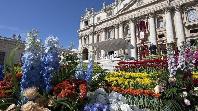 Trg svetoga Petra i bazilika, za Uskrs raznobojni vrt