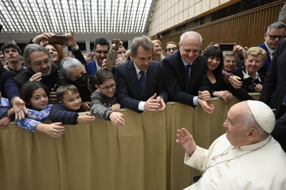 Papa Franjo poziva javne radiotelevizije da služe općem dobru i bore se protiv ‘lažnih vijesti’