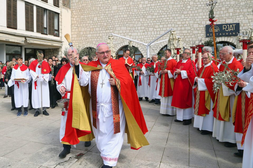 Cvjetnica u Šibeniku: Biskup Rogić blagoslovio masline i predvodio misu u katedrali