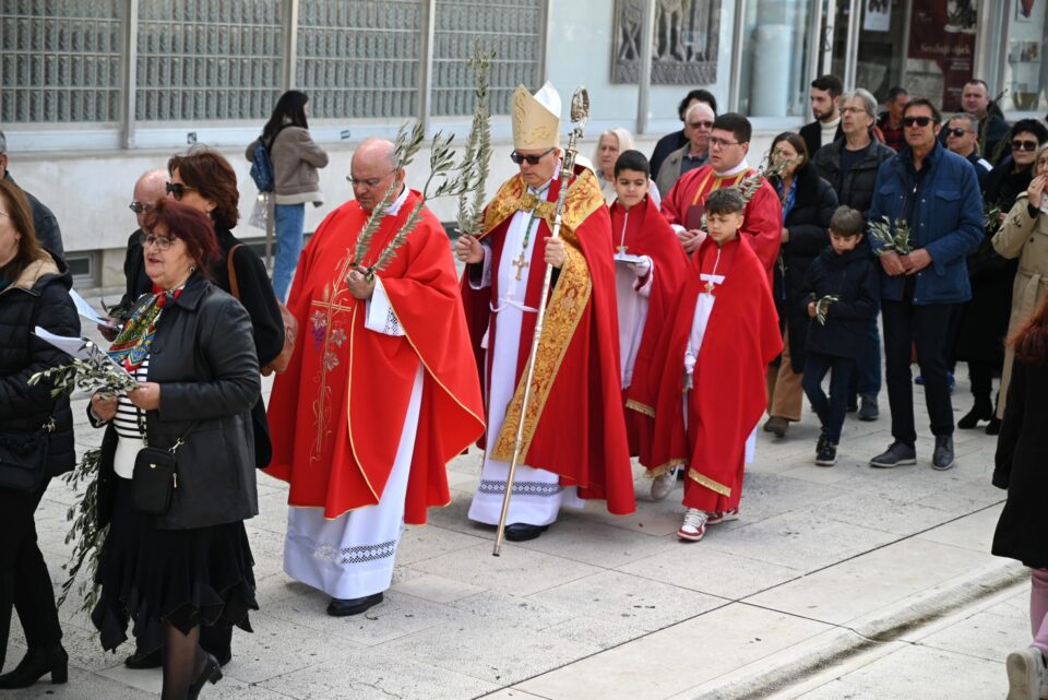 ZADAR: Nadbiskup Zgrablić na Cvjetnicu u katedrali sv. Stošije: “Grančice masline pretvorimo u ‘trofeje ljubavi’”