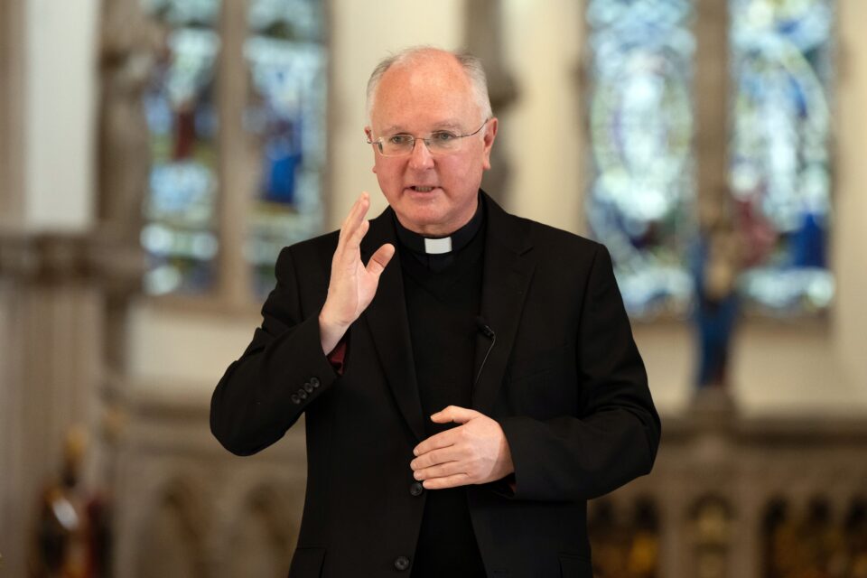 Engleski izabrani biskup čije je postavljanje otkazano vraća se u službu