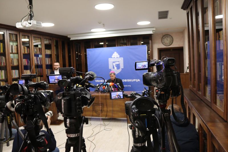 Snimanje uskrsne poslanice i konferencija za medije nadbiskupa Vukšića