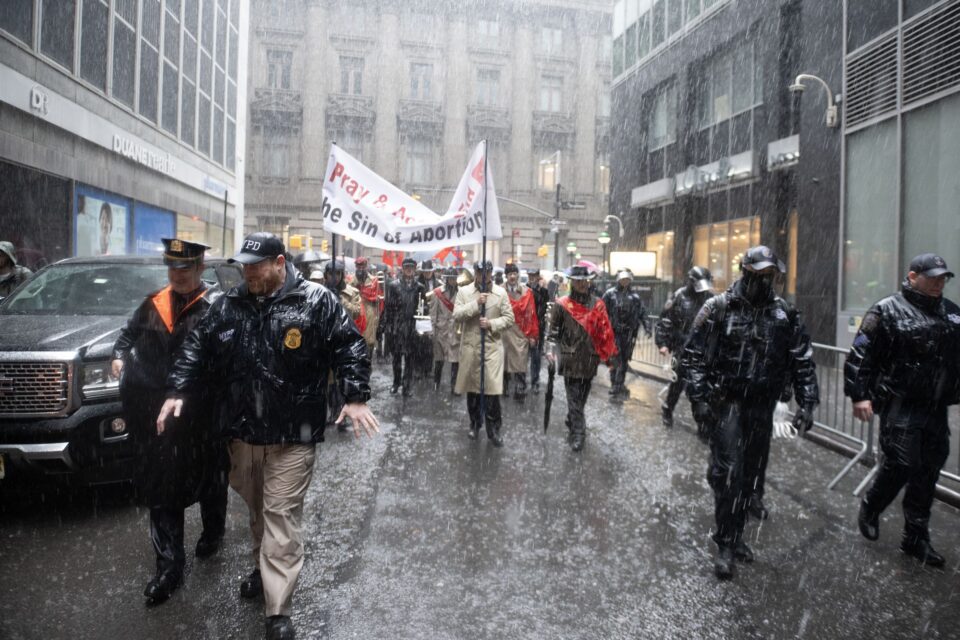 FOTOGRAFIJE: Zagovornici života u New Yorku marširaju s ‘radošću na steroidima’ unatoč jakoj kiši i ruganju