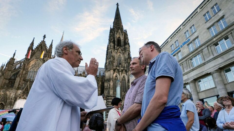 Papa Franjo sugerira da su blagoslovi za homoseksualne zajednice mogući
