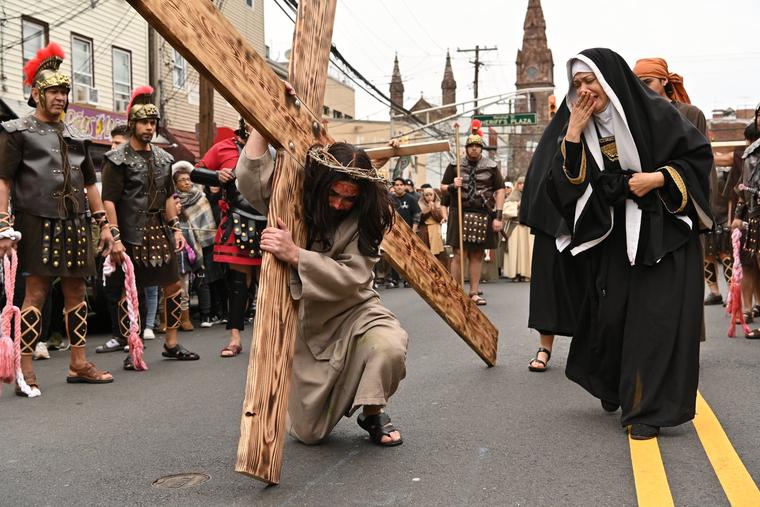 Slijedeći Isusove stope: ‘Via Crucis’ oživljava na ulicama New Jerseyja