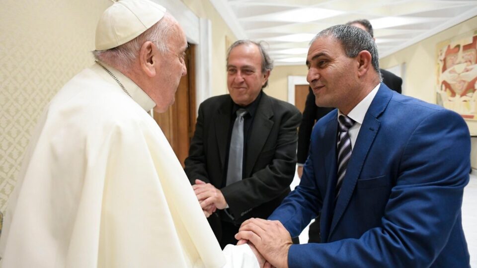 Papa grli ožalošćene palestinske i izraelske očeve koji su pronašli prijateljstvo usred rata – Vatican News