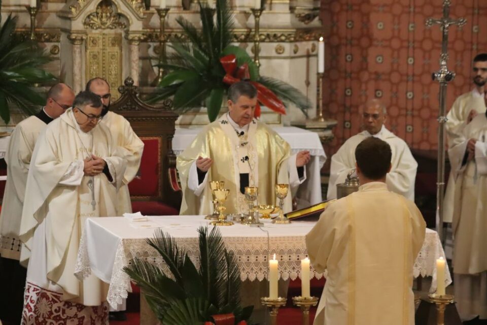 AUDIO: Nadbiskup Vukšić predvodio Misu posvete ulja u sarajevskoj katedrali