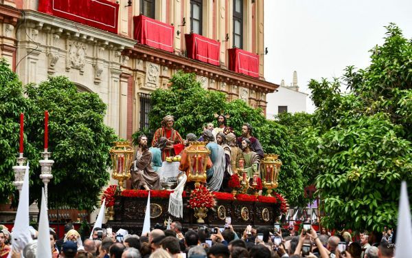 Vjernici su duž ulica Seville u Španjolskoj za procesije Velikog tjedna