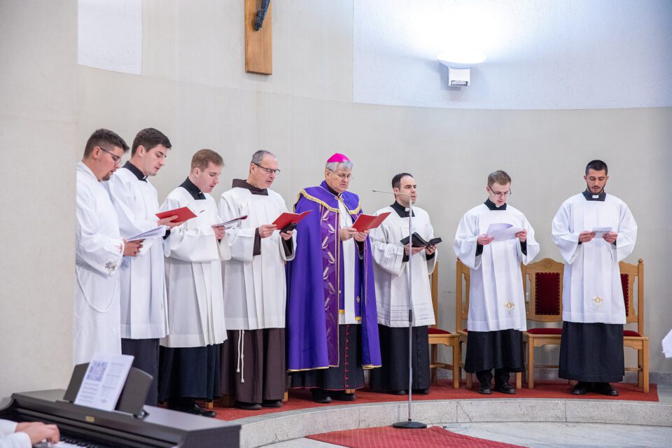 Molitva Večernje i Lamentacije u bazilici sv. Kvirina – Sisačka biskupija