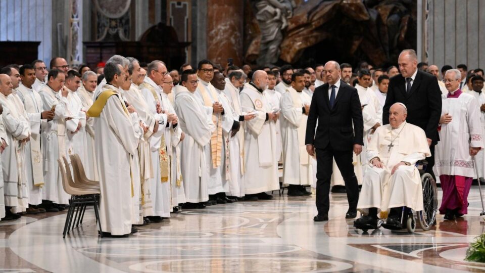 Papa na krizmenoj misi: Dragi svećenici, neka vas tuga posveti – Vatican News
