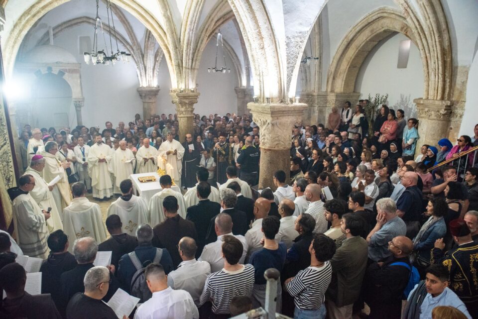 FOTOGRAFIJE: braća i vjernici okupljaju se u Velikoj sobi u Jeruzalemu kako bi obilježili Posljednju večeru