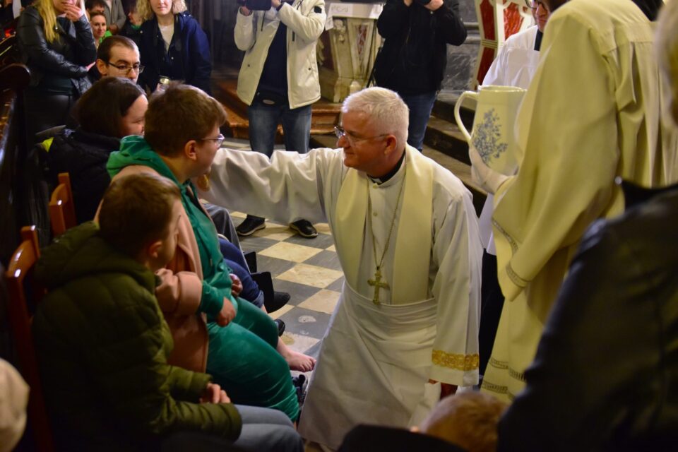 Veliki četvrtak: nadbiskup Uzinić oprao noge osobama s invaliditetom – Riječka nadbiskupija