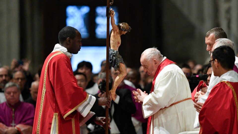 Papa predvodi Svečanu liturgiju Muke Gospodnje na Veliki petak – Vatican News
