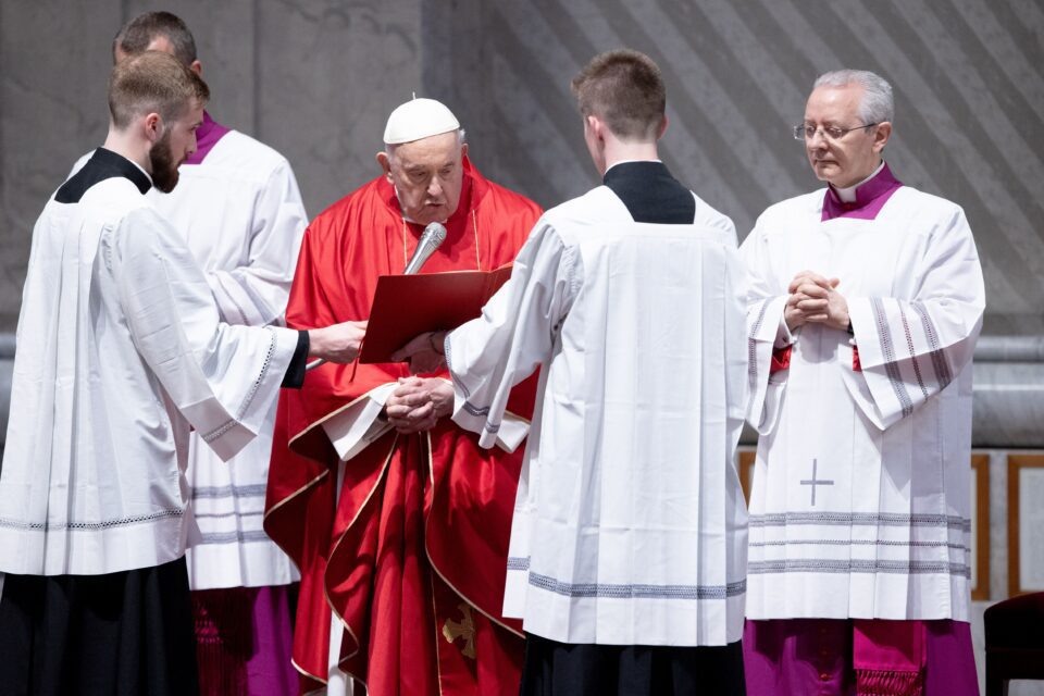 FOTOGRAFIJE: Papa Franjo slavi liturgiju Velikog petka u Vatikanu