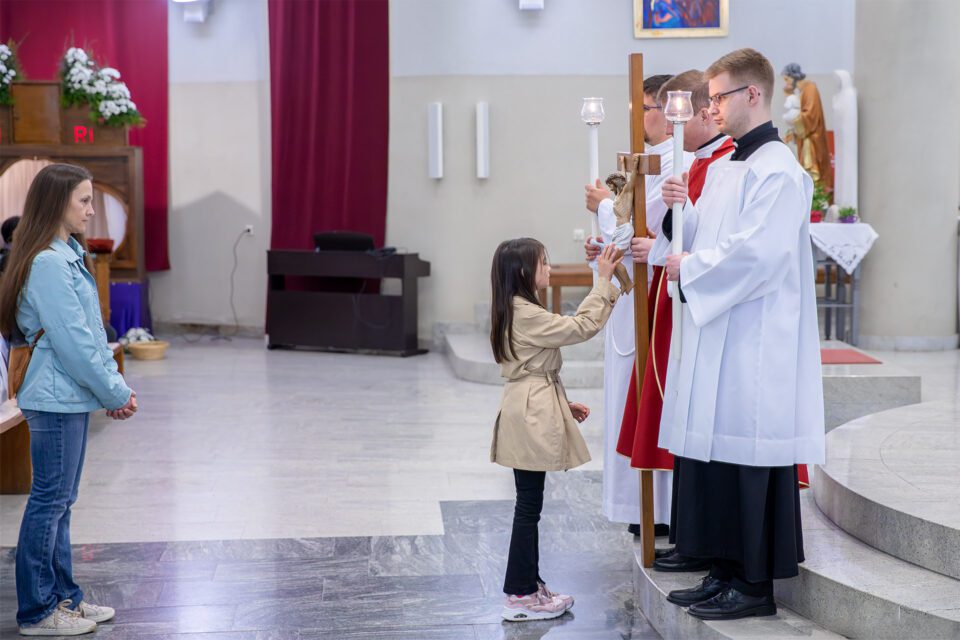Obredi Velikog petka u bazilici sv. Kvirina – Sisačka biskupija