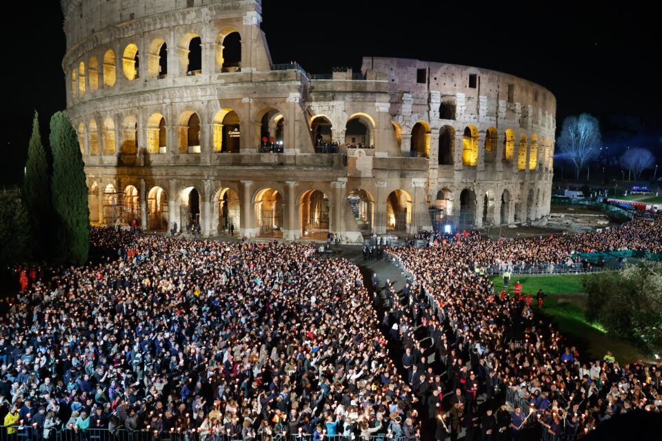 Papa se moli kod kuće dok tisuće ljudi prisustvuju Križnom putu u Colosseumu