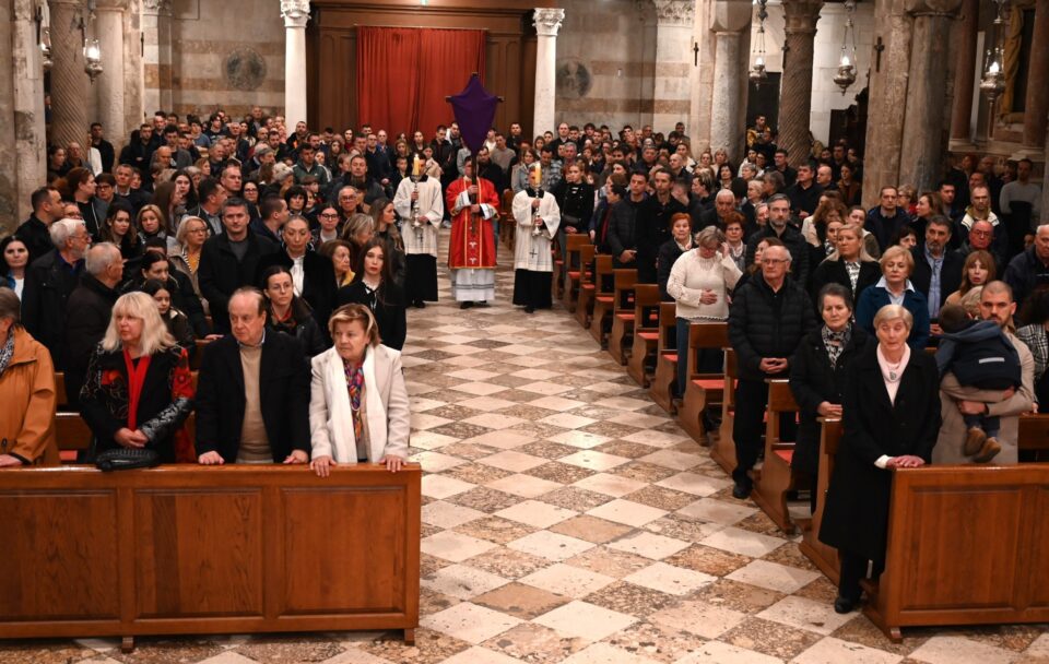 ZADAR: Nadbiskup Zgrablić predvodio Službu Muke Gospodnje na Veliki petak u katedrali sv. Stošije