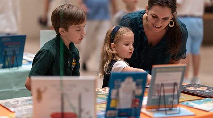 Ignacius Book Fairs imaju za cilj pružiti djeci “najbolje u katoličkoj književnosti”.