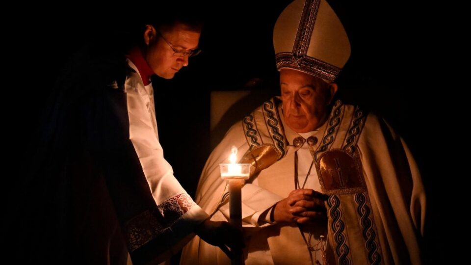 Papa na uskrsnom bdijenju: ‘S Isusom nijedan grob neće potisnuti radost života’