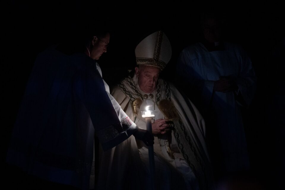 Papa Franjo na Vazmenom bdijenju: Krist ‘je taj koji nas izvodi iz tame na svjetlo’