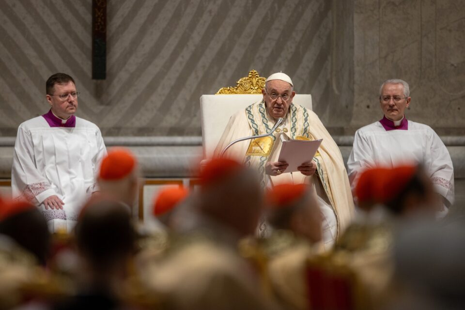 Cijeli tekst: Homilija pape Franje za Uskrsno bdijenje 2024. u Vatikanu