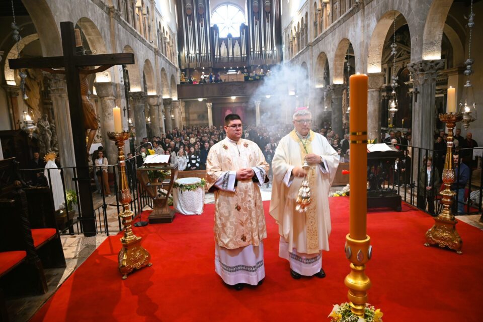 ZADAR: Nadbiskup Zgrablić predvodio misno slavlje na svetkovinu Uskrsa u katedrali sv. Stošije