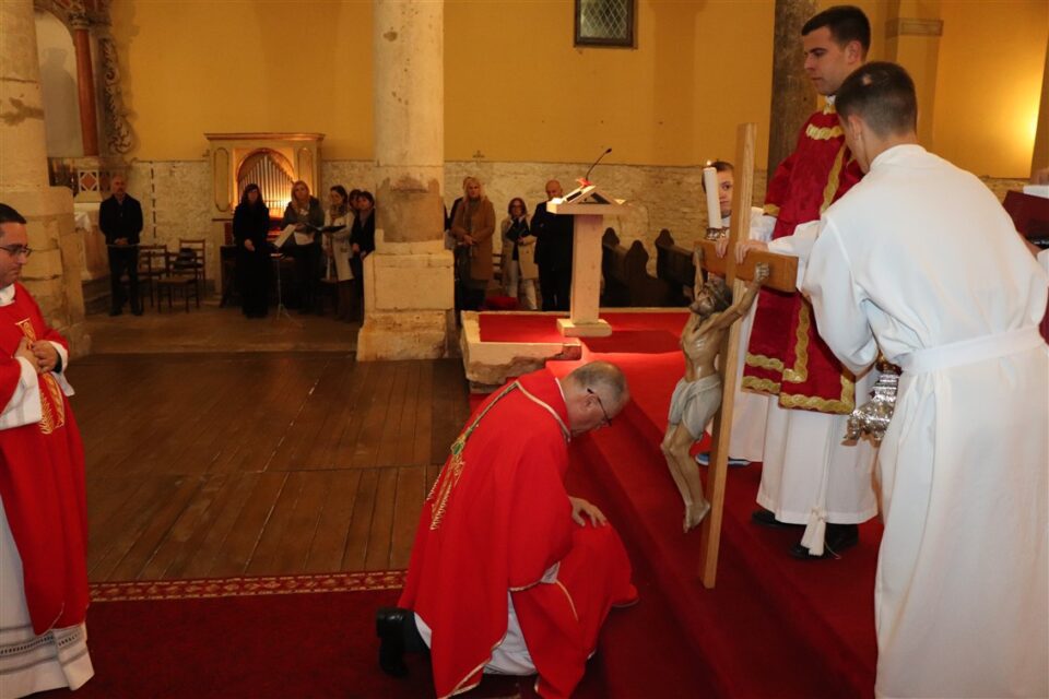 Biskup Štironja predvodio Službu Muke Gospodnje u Puli