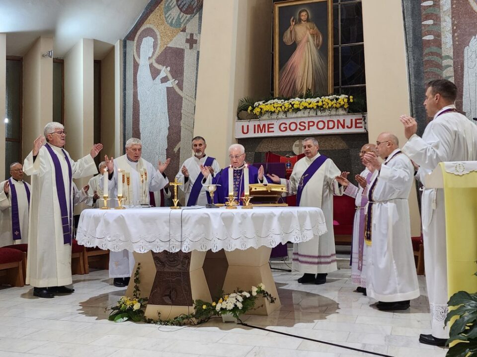 Biskup Komarica predvodio zahvalno Euharistijsko slavlje na kraju obavljanja službe banjolučkog biskupa