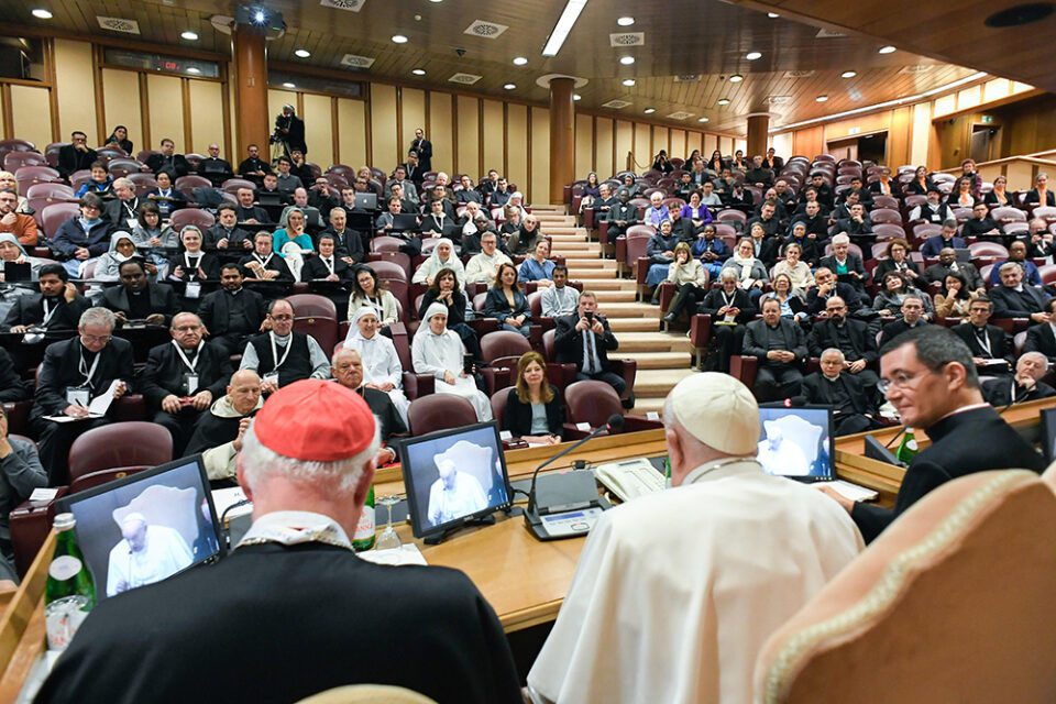 Uklanjanje razlika s rodnom ideologijom strašna je opasnost, kaže papa