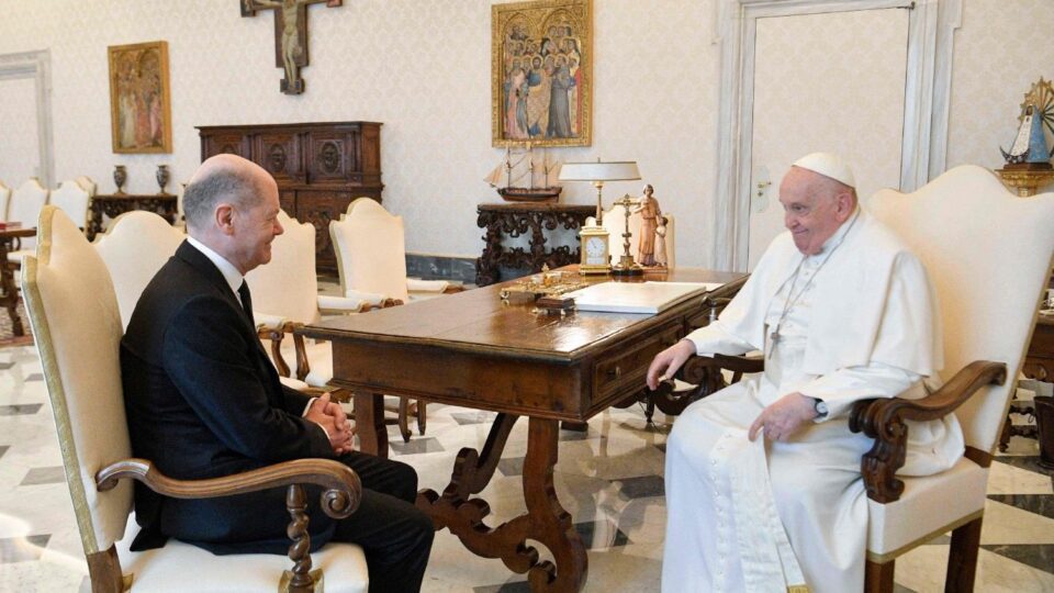 Papa Franjo susreo se s njemačkim kancelarom Olafom Scholzom – Vatican News