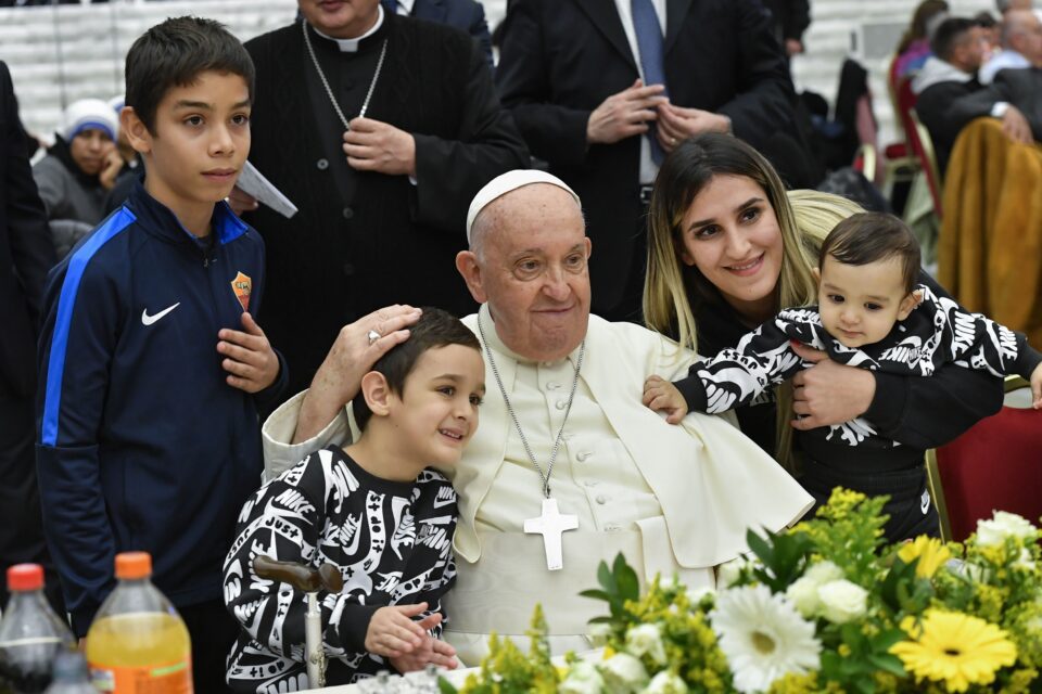 Papa Franjo djeci svijeta: ‘Ako doista želimo biti sretni, trebamo moliti’