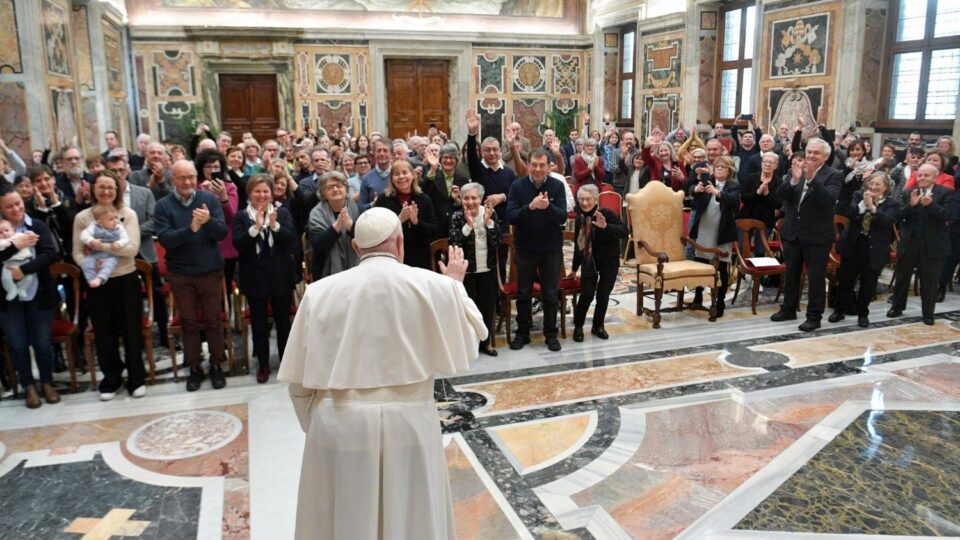 Papa potiče ožalošćene roditelje da pronađu utjehu u molitvi