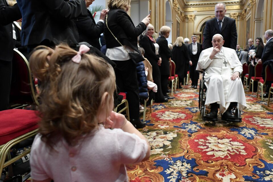 Papa Franjo otvara vatikansku pravosudnu godinu, pomoćnik mu je pročitao govor zbog ‘bronhitisa’