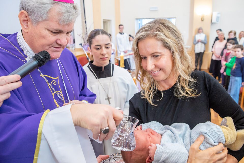 Biskup krstio sedmo dijete obitelji Nekich – Sisačka biskupija
