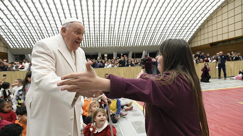 Papa: Nemojmo zaboraviti mališane kojima je ukradeno djetinjstvo