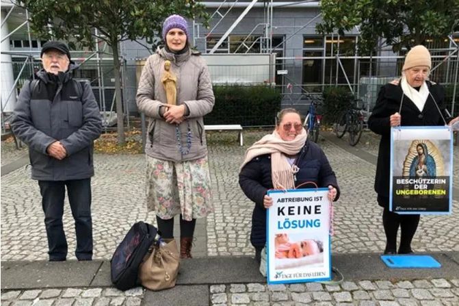 Aktivisti koji se zalažu za pobačaj agresivno uznemiruju mirno molitveno bdijenje za život u Njemačkoj